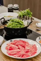 따뜻한 우드톤의 모던 샤브샤브 전문점 인테리어